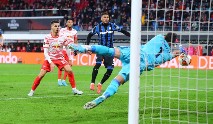 RB Leipzig Bergamo 07 04 2022 Leipzig, 07 04 2022, Red Bull Arena, Football, UEFA Europa League, Quarterfinals , RB Leipzig GER vs Atalanta Bergamo ITA , Pictured v l Andre Silva 33, RB Leipzig fails to score a penalty against goalkeeper Juan Musso 1, Bergamo , UEFA regulations prohibit any use of photographs as image sequences and or quasi video , Picture Point