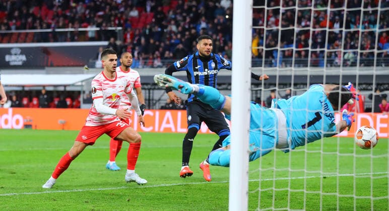RB Leipzig Bergamo 07 04 2022 Leipzig, 07 04 2022, Red Bull Arena, Football, UEFA Europa League, Quarterfinals , RB Leipzig GER vs Atalanta Bergamo ITA , Pictured v l Andre Silva 33, RB Leipzig fails to score a penalty against goalkeeper Juan Musso 1, Bergamo , UEFA regulations prohibit any use of photographs as image sequences and or quasi video , Picture Point