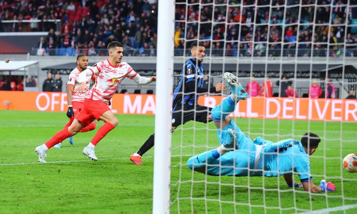 RB Leipzig Bergamo 07 04 2022 Leipzig, 07 04 2022, Red Bull Arena, Football, UEFA Europa League, Quarterfinals , RB Leipzig GER vs Atalanta Bergamo ITA , Pictured v l Andre Silva 33, RB Leipzig fails to score a penalty against goalkeeper Juan Musso 1, Bergamo , UEFA regulations prohibit any use of photographs as image sequences and or quasi video , Picture Point