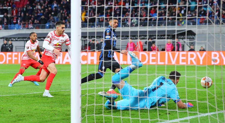 RB Leipzig Bergamo 07 04 2022 Leipzig, 07 04 2022, Red Bull Arena, Football, UEFA Europa League, Quarterfinals , RB Leipzig GER vs Atalanta Bergamo ITA , Pictured v l Andre Silva 33, RB Leipzig fails to score a penalty against goalkeeper Juan Musso 1, Bergamo , UEFA regulations prohibit any use of photographs as image sequences and or quasi video , Picture Point