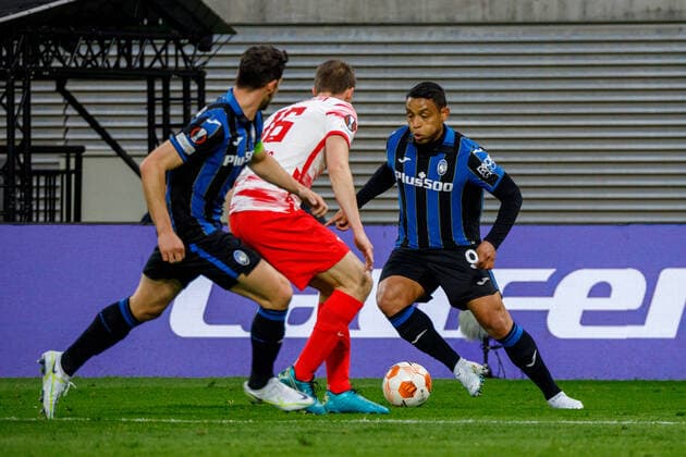 Leipzig, Germany 07 April 2022 Europa League 2021 2022 RB Leipzig vs Bergamo v li in duel duel Lukas Klostermann RB Leipzig and Luis Muriel Atalanta Bergamo Red Bull Stadion Saxony Copyright: xFotostandx xMatybax