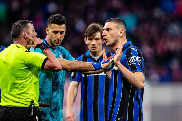 FB EL RB Leipzig Atalanta Bergamo Merih Demiral Atalanta B C discusses with referee during quarterfinal match 1 season 2021 2022 in Europa League men between RB Leipzig and Atalanta Bergamo at Red Bull Arena on April 7, 2022 in Leipzig, Saxony, Germany