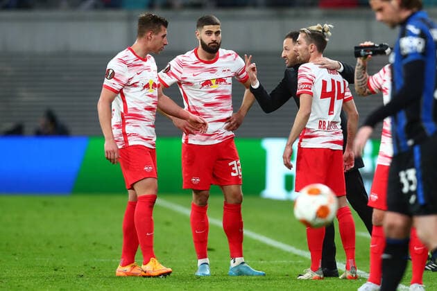 07 04 2022, xtgx, football UEFA European League, RB Leipzig Atalanta Bergamo emspor, v l Willi Orban Leipzig, 4 , Josko Gvardiol Leipzig, 32 , Domenico Tedesco Leipzig, coach , Kevin Kampl Leipzig, 44 gives instructions, gestures with arms, gesticulate, gives instructions DFL DFB REGULATIONS PROHIBIT ANY USE OF PHOTOGRAPHS as IMAGE SEQUENCES and or QUASI VIDEO Leipzig