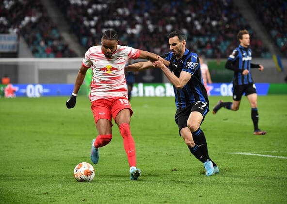 Football, men, 2021 2022 season, Europa League quarterfinals, first leg , RB Leipzig Atalanta Bergamo, v l Christopher Nkunku RB Leipzig , Davide Zappacosta Atalanta Bergamo , 07 04 2022, Copyright: xSebastianxRäppoldx xMatthiasxKochx