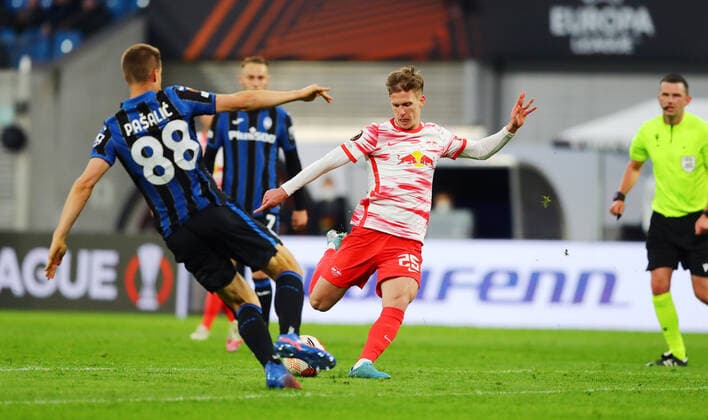 RB Leipzig Bergamo 07 04 2022 Leipzig, 07 04 2022, Red Bull Arena, Football, UEFA Europa League, Quarterfinals , RB Leipzig GER vs Atalanta Bergamo ITA , In picture f l Mario Pasalic 88, Bergamo and Dani Olmo 25, RB Leipzig , UEFA regulations prohibit any use of photographs as image sequences and or quasi video , Picture Point