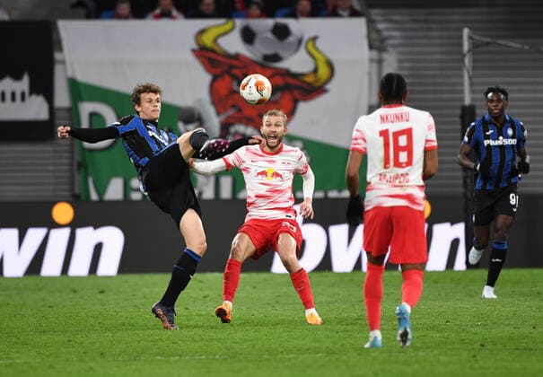 Football, men, 2021 2022 season, Europa League quarterfinals, first leg , RB Leipzig Atalanta Bergamo, v l Giorgio Scalvini, Konrad Laimer RB Leipzig , Christopher Nkunku RB Leipzig , 07 04 2022, Copyright: xSebastianxRäppoldx xMatthiasxKochx
