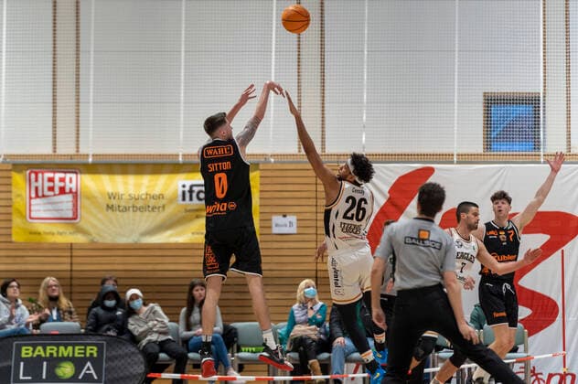 Hit by Grant Sitton wiha Panthers Schwenningen 0 , Alieu Ceesay Itzehoe Eagles 26 tries to block Itzehoe Eagles vs wiha Panthers Schwenningen, Basketball, 2 Bundesliga, Hauptrunde, Spieltag 25, Saison 2021 2022, 07 04 2022 Marcel von Fehrn Itzehoe Eagles vs wiha Panthers Schwenningen, Basketball, 2 Bundesliga, Hauptrunde, Spieltag 25, Saison 2021 2022, 07 04 2022 Brockdorf Copyright: xEibnerxPressefoto MarcelxvonxFehrnx EP_MFN