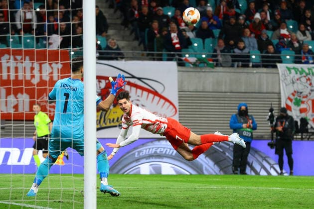 07 04 2022, xtgx, football UEFA European League, RB Leipzig Atalanta Bergamo emspor, v l Dominik Szoboszlai Leipzig, 17 koepft an die latte, Torschuss, schiesst den Ball aufs Tor, Schuss DFL DFB REGULATIONS PROHIBIT ANY USE OF PHOTOGRAPHS as IMAGE SEQUENCES and or QUASI VIDEO Leipzig