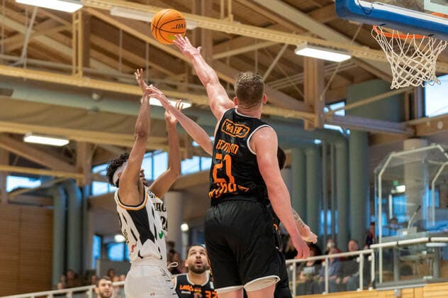 Hit by Alieu Ceesay Itzehoe Eagles 26 , Till Isemann wiha Panthers Schwenningen 21 tries to block Itzehoe Eagles vs wiha Panthers Schwenningen, Basketball, 2 Bundesliga, Hauptrunde, Spieltag 25, Saison 2021 2022, 07 04 2022 Marcel von Fehrn Itzehoe Eagles vs wiha Panthers Schwenningen, Basketball, 2 Bundesliga, Hauptrunde, Spieltag 25, Saison 2021 2022, 07 04 2022 Brockdorf Copyright: xEibnerxPressefoto MarcelxvonxFehrnx EP_MFN