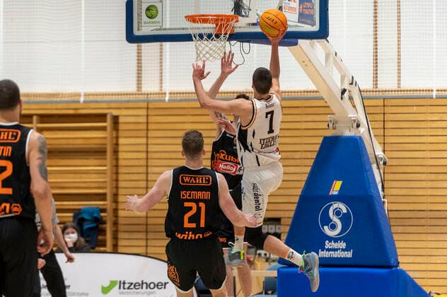 Scoring by Marko Boksic Itzehoe Eagles 7 Itzehoe Eagles vs wiha Panthers Schwenningen, Basketball, 2 Bundesliga, Hauptrunde, Spieltag 25, Saison 2021 2022, 07 04 2022 Marcel von Fehrn Itzehoe Eagles vs wiha Panthers Schwenningen, Basketball, 2 Bundesliga, Hauptrunde, Spieltag 25, Saison 2021 2022, 07 04 2022 Brockdorf Copyright: xEibnerxPressefoto MarcelxvonxFehrnx EP_MFN