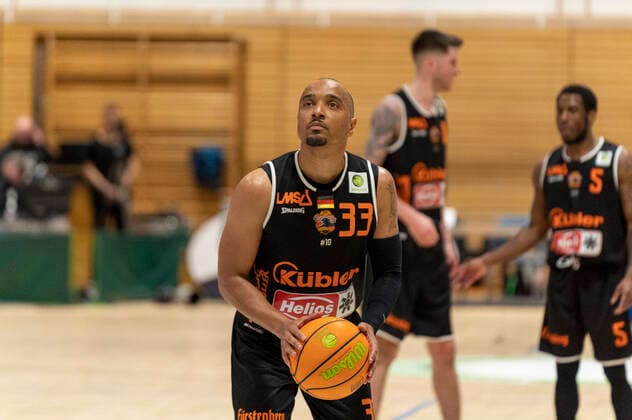 Free throw by Chris Frazier wiha Panthers Schwenningen 33 Itzehoe Eagles vs wiha Panthers Schwenningen, Basketball, 2 Bundesliga, Hauptrunde, Spieltag 25, Saison 2021 2022, 07 04 2022 Marcel von Fehrn Itzehoe Eagles vs wiha Panthers Schwenningen, Basketball, 2 Bundesliga, Hauptrunde, Spieltag 25, Saison 2021 2022, 07 04 2022 Brockdorf Copyright: xEibnerxPressefoto MarcelxvonxFehrnx EP_MFN