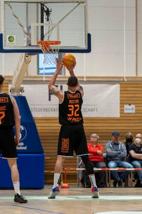 Free throw by Waverly Austin wiha Panthers Schwenningen 32 Itzehoe Eagles vs wiha Panthers Schwenningen, Basketball, 2 Bundesliga, Hauptrunde, Spieltag 25, Saison 2021 2022, 07 04 2022 Marcel von Fehrn Itzehoe Eagles vs wiha Panthers Schwenningen, Basketball, 2 Bundesliga, Hauptrunde, Spieltag 25, Saison 2021 2022, 07 04 2022 Brockdorf Copyright: xEibnerxPressefoto MarcelxvonxFehrnx EP_MFN