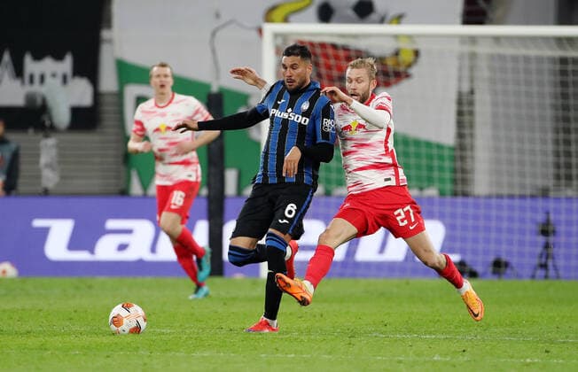 Jose Luis Palomino, Konrad Laimer action game scene duel sports football soccer UEFA Euroleague Europa League UEL quarterfinals men season 2021 2022 07 04 2022 Rasen Ballsport RB Leipzig RBL vs Atalanta Bergamo DFL regulations prohibit any use of photographs as image sequences and or quasi video