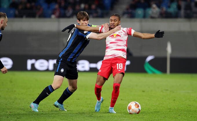 Marten de Roon, Christopher Nkunku action game scene duel foul play sports football soccer UEFA Euroleague Europa League UEL quarterfinals men season 2021 2022 07 04 2022 Rasen Ballsport RB Leipzig RBL vs Atalanta Bergamo DFL regulations prohibit any use of photographs as image sequences and or quasi video