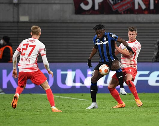 Football, men, season 2021 2022, Europa League quarterfinals, first leg , RB Leipzig Atalanta Bergamo, v l Konrad Laimer RB Leipzig , Duvan Zapata, Willi Orban RB Leipzig , 07 04 2022, Copyright: xSebastianxRäppoldx xMatthiasxKochx