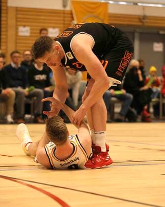 on the ground Lucien Schmikale Eagles against Till Isemann Schwnningen Basketball Men Pro A on Thu 07 04 2022 Itzehoe Eagles Panthers Schwenningen