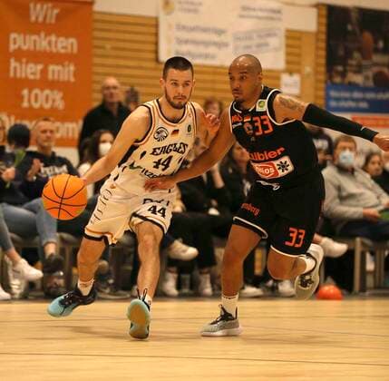 on the ball Erik Nyberg Eagles against Chris Frazier Schwnningen Basketball Men Pro A on Thu 07 04 2022 Itzehoe Eagles Panthers Schwenningen