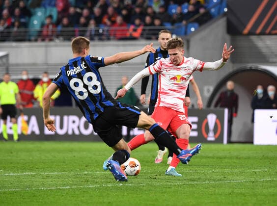 Football, men, season 2021 2022, Europa League quarterfinals, first leg , RB Leipzig Atalanta Bergamo, v l Mario Pasalic Atalanta Bergamo , Dani Olmo RB Leipzig , 07 04 2022, Copyright: xSebastianxRäppoldx xMatthiasxKochx
