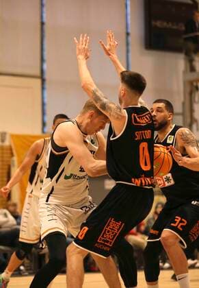 Tobias Möller against Grant Sitton Schwnningen , black basketball men Pro A on Thu 07 04 2022 Itzehoe Eagles Panthers Schwenningen