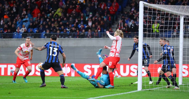 RB Leipzig Bergamo 07 04 2022 Leipzig, 07 04 2022, Red Bull Arena, Football, UEFA Europa League, Quarterfinals , RB Leipzig GER vs Atalanta Bergamo ITA 1 1 0 1 , Goal chance for RB Leipzig in the closing stages In picture f l Guiseppe Pezzella 13, Bergamo , Emil Forsberg 10, RB Leipzig and goalkeeper Juan Musso 1, Bergamo , UEFA regulations prohibit any use of photographs as image sequences and or quasi video , Picture Point