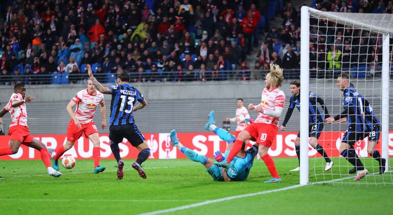 RB Leipzig Bergamo 07 04 2022 Leipzig, 07 04 2022, Red Bull Arena, Football, UEFA Europa League, Quarterfinals , RB Leipzig GER vs Atalanta Bergamo ITA 1 1 0 1 , scoring chance for RB Leipzig in the closing stages In the picture from l Nordi Mukiele 22, RB Leipzig , Lukas Klostermann 16, RB Leipzig , Guiseppe Pezzella 13, Bergamo , Emil Forsberg 10, RB Leipzig and goalkeeper Juan Musso 1, Bergamo , UEFA regulations prohibit any use of photographs as image sequences and or quasi video , Picture Point