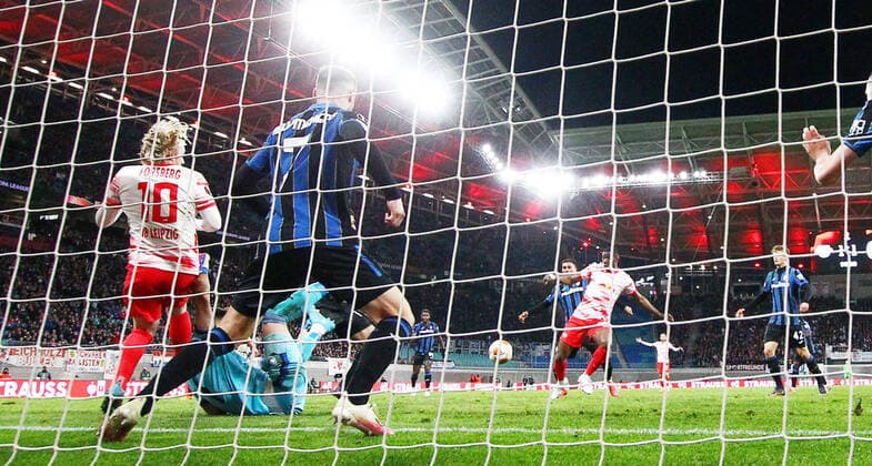 RB Leipzig Bergamo 07 04 2022 Leipzig, 07 04 2022, Red Bull Arena, Football, UEFA Europa League, Quarterfinals , RB Leipzig vs Atalanta Bergamo , Pictured from left Nordi Mukiele 22, RB Leipzig fails to save goalkeeper Juan Musso 1, Bergamo , UEFA regulations prohibit any use of photographs as image sequences and or quasi video