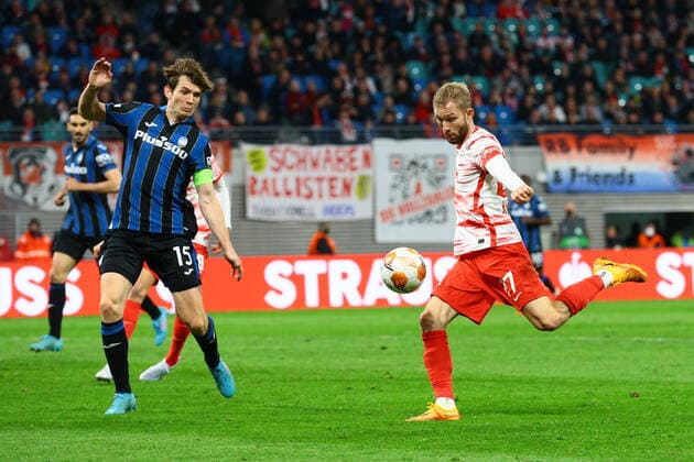 07 04 2022, xtgx, football UEFA European League, RB Leipzig Atalanta Bergamo emspor, v l Konrad Laimer Leipzig, 27 goal shot, shoots the ball on goal, shot DFL DFB REGULATES PROHIBIT ANY USE OF PHOTOGRAPHS AS IMAGE SEQUENCES AND OR QUASI VIDEO Leipzig