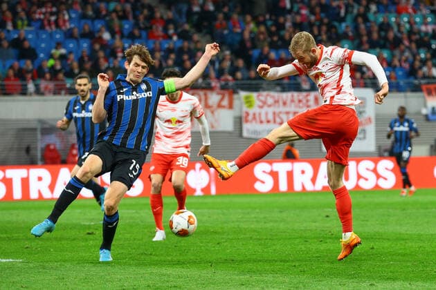 07 04 2022, xtgx, football UEFA European League, RB Leipzig Atalanta Bergamo emspor, v l Konrad Laimer Leipzig, 27 goal shot, shoots the ball on goal, shot DFL DFB REGULATES PROHIBIT ANY USE OF PHOTOGRAPHS AS IMAGE SEQUENCES AND OR QUASI VIDEO Leipzig