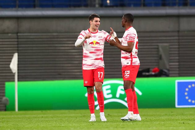 07 04 2022, xtgx, football UEFA European League, RB Leipzig Atalanta Bergamo emspor, v l Dominik Szoboszlai Leipzig, 17 , Nordi Mukiele Leipzig, 22 gives instructions, gestures with arms, gesticulate, gives instructions DFL DFB REGULATIONS PROHIBIT ANY USE OF PHOTOGRAPHS AS IMAGE SEQUENCES AND OR QUASI VIDEO Leipzig