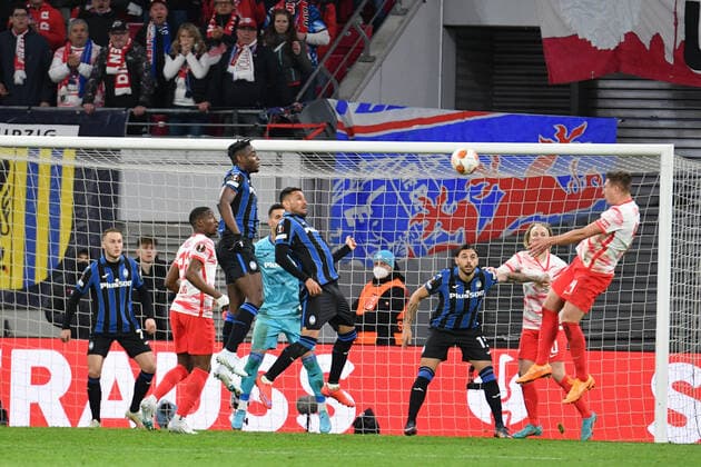 Willi Orban RB Leipzig re , with header chance, RB Leipzig vs Atalanta Bergamo, Football, Europa League, 07 04 2022 DFB DFL REGULATIONS PROHIBIT ANY USE OF PHOTOGRAPHS AS IMAGE SEQUENCES AND OR QUASI VIDEO RB Leipzig vs Atalanta Bergamo, Football, Europa League, 07 04 2022 Leipzig Copyright: xBertxHarzer xEibner-Pressefotox