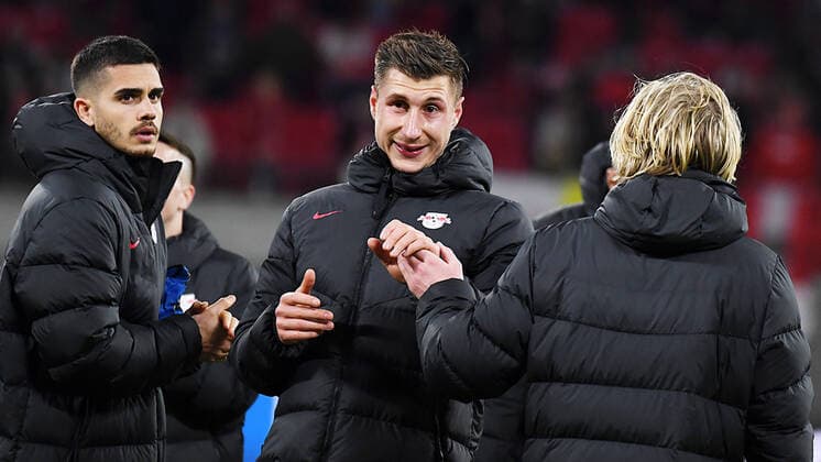Soccer UEFA Europa League, quarterfinals, first leg season 2021 2022, RB Leipzig vs Atalanta Bergamo 07 04 2022 handshake Willi Orban center back RB Leipzig, back number 4, 4 center and Emil Forsberg left back RB Leipzig, back number 10, 10 right after the match RB Leipzig vs Bergamo 07 04 2022 Andre Silva center back RB Leipzig, back number 33, 33 left looks on Leipzig Saxony Germany Red Bull Arena