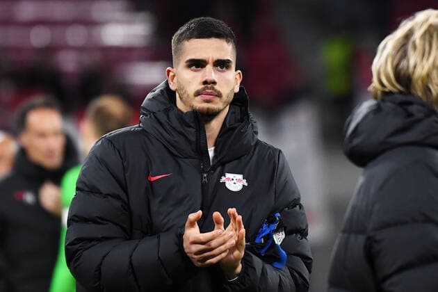 Soccer UEFA Europa League, quarterfinals, first leg season 2021 2022, RB Leipzig vs Atalanta Bergamo 07 04 2022 Andre Silva center back RB Leipzig, back number 33, 33 applauds the fans after the match RB Leipzig vs Bergamo 07 04 2022 Leipzig Saxony Germany Red Bull Arena