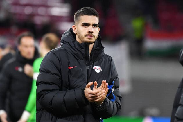 Soccer UEFA Europa League, quarterfinals, first leg season 2021 2022, RB Leipzig vs Atalanta Bergamo 07 04 2022 Andre Silva center back RB Leipzig, back number 33, 33 applauds the fans after the match RB Leipzig vs Bergamo 07 04 2022 Leipzig Saxony Germany Red Bull Arena