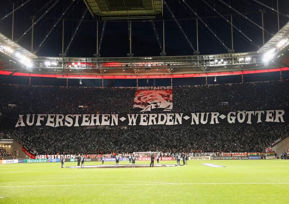 07 04 2022, football, Europa League, quarterfinals, Eintracht Frankfurt FC Barcelona, GER, Frankfurt am Main, Deutsche Bank Park picture v li choreo of Eintracht fans in memory of Juergen Grabowski Copyright: HMBxMedia xHeikoxBecker