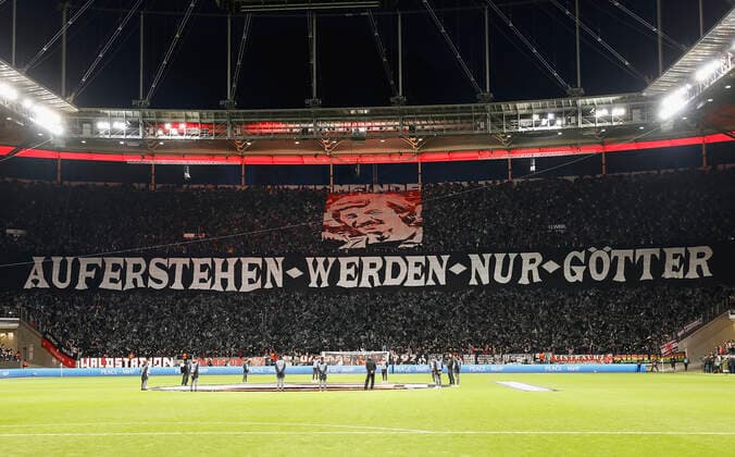 07 04 2022, football, Europa League, quarterfinals, Eintracht Frankfurt FC Barcelona, GER, Frankfurt am Main, Deutsche Bank Park picture v li choreo of Eintracht fans in memory of Juergen Grabowski Copyright: HMBxMedia xHeikoxBecker