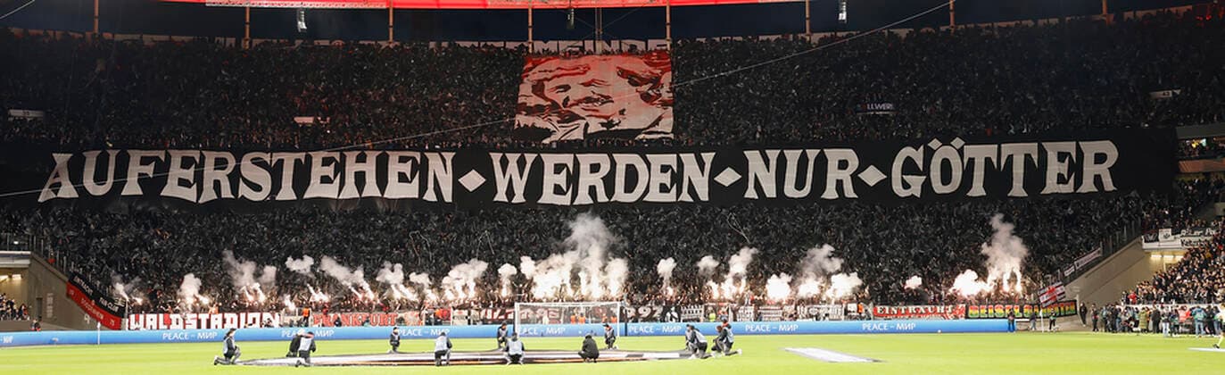 07 04 2022, football, Europa League, quarterfinals, Eintracht Frankfurt FC Barcelona, GER, Frankfurt am Main, Deutsche Bank Park picture v li choreo of Eintracht fans in memory of Juergen Grabowski Copyright: HMBxMedia xHeikoxBecker