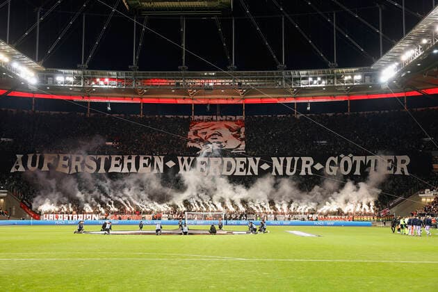 07 04 2022, football, Europa League, quarterfinals, Eintracht Frankfurt FC Barcelona, GER, Frankfurt am Main, Deutsche Bank Park picture v li choreo of Eintracht fans in memory of Juergen Grabowski Copyright: HMBxMedia xHeikoxBecker