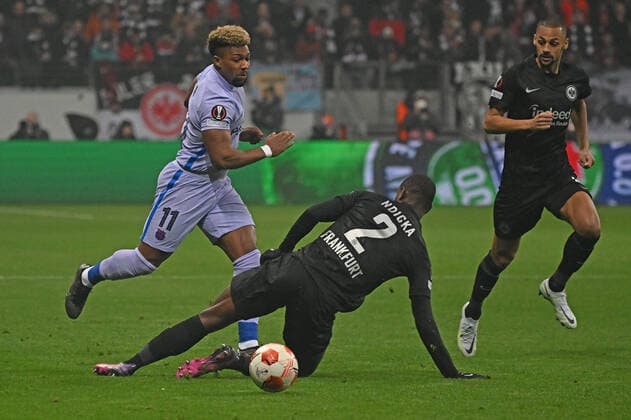07 04 2022, xjhx, football UEFA Europa League, Eintracht Frankfurt FC Barcelona emspor, v l Adama Traore FC Barcelona Evan Ndicka N Dicka N Dicka Eintracht Frankfurt Zweikampf, action, battle for the ball DFL DFB REGULATIONS PROHIBIT ANY USE OF PHOTOGRAPHS as IMAGE SEQUENCES and or QUASI VIDEO Frankfurt am Main