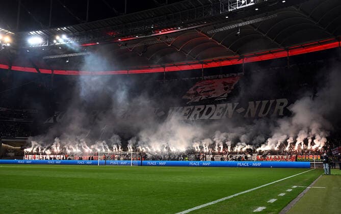 07 04 2022, xjhx, football UEFA Europa League, Eintracht Frankfurt FC Barcelona emspor, v l choreography of Frankfurt fans Ultras spectators mood Juergen Grabowski end pyrotechnics, Bengalos, Boeller DFL DFB REGULATES PROHIBIT ANY USE OF PHOTOGRAPHS AS IMAGE SEQUENCES AND OR QUASI VIDEO Frankfurt am Main
