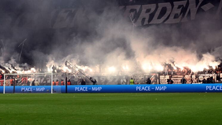 07 04 2022, xjhx, football UEFA Europa League, Eintracht Frankfurt FC Barcelona emspor, v l choreography of Frankfurt fans Ultras spectators mood Juergen Grabowski end pyrotechnics, Bengalos, Boeller DFL DFB REGULATES PROHIBIT ANY USE OF PHOTOGRAPHS AS IMAGE SEQUENCES AND OR QUASI VIDEO Frankfurt am Main
