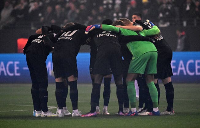07 04 2022, xjhx, football UEFA Europa League, Eintracht Frankfurt FC Barcelona emspor, v l team circle Eintracht DFL DFB REGULATIONS PROHIBIT ANY USE OF PHOTOGRAPHS as IMAGE SEQUENCES and or QUASI VIDEO Frankfurt am Main