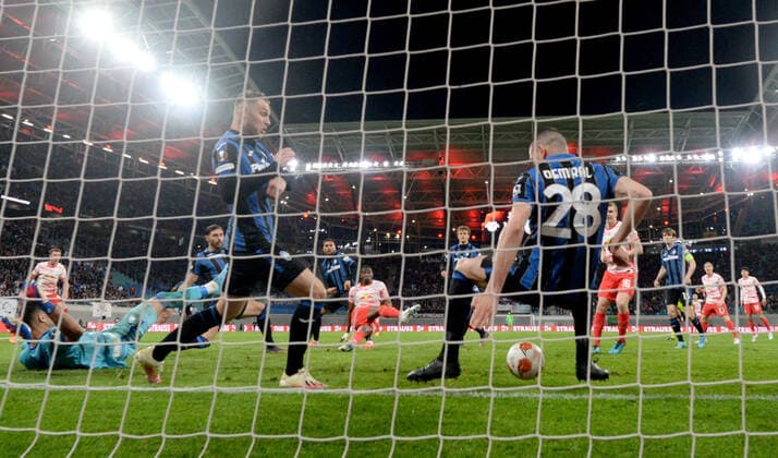 Football, Men, 2021 2022 season, Europa League quarterfinals, first leg , RB Leipzig Atalanta Bergamo, Merih Demiral 28, Atalanta Bergamo saves against Nordi Mukiele M , RB Leipzig on the line, 07 04 2022, Copyright: xSebastianxRäppoldx xMatthiasxKochx