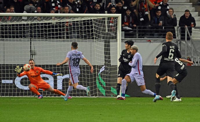 07 04 2022, xjhx, football UEFA Europa League, Eintracht Frankfurt FC Barcelona emspor, v l goal chance Djibril Sow Eintracht Frankfurt Marc Andre ter Stegen FC Barcelona DFL DFB REGULATIONS PROHIBIT ANY USE OF PHOTOGRAPHS AS IMAGE SEQUENCES AND OR QUASI VIDEO Frankfurt am Main
