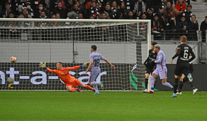 07 04 2022, xjhx, football UEFA Europa League, Eintracht Frankfurt FC Barcelona emspor, v l goal chance Djibril Sow Eintracht Frankfurt Marc Andre ter Stegen FC Barcelona DFL DFB REGULATIONS PROHIBIT ANY USE OF PHOTOGRAPHS AS IMAGE SEQUENCES AND OR QUASI VIDEO Frankfurt am Main