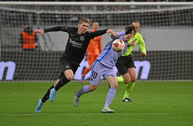 07 04 2022, xjhx, football UEFA Europa League, Eintracht Frankfurt FC Barcelona emspor, v l Kristijan Jakic Eintracht Frankfurt Gavi FC Barcelona duel, action, battle for the ball DFL DFB REGULATIONS PROHIBIT ANY USE OF PHOTOGRAPHS AS IMAGE SEQUENCES AND OR QUASI VIDEO Frankfurt am Main
