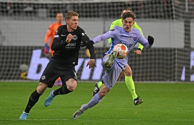 07 04 2022, xjhx, football UEFA Europa League, Eintracht Frankfurt FC Barcelona emspor, v l Kristijan Jakic Eintracht Frankfurt Gavi FC Barcelona duel, action, battle for the ball DFL DFB REGULATIONS PROHIBIT ANY USE OF PHOTOGRAPHS AS IMAGE SEQUENCES AND OR QUASI VIDEO Frankfurt am Main