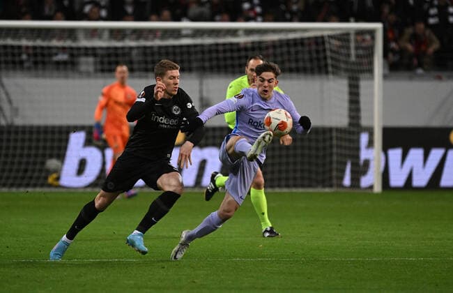 07 04 2022, xjhx, football UEFA Europa League, Eintracht Frankfurt FC Barcelona emspor, v l Kristijan Jakic Eintracht Frankfurt Gavi FC Barcelona duel, action, battle for the ball DFL DFB REGULATIONS PROHIBIT ANY USE OF PHOTOGRAPHS AS IMAGE SEQUENCES AND OR QUASI VIDEO Frankfurt am Main