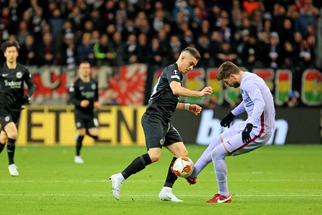 Frankfurt, Germany 07 April 2022 Europa League 2021 2022 Eintracht Frankfurt vs FC Barcelona v li in duel Rafael Borre Frankfurt vs Pique Barca Deutsche Bank Park Hessen Copyright: xFotostandx xRacochax