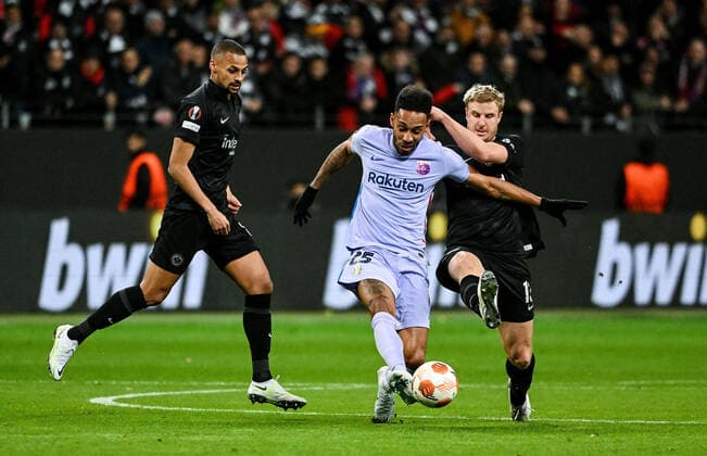 07 04 2022, xpsx, football UEFA Europa League quarterfinals, Eintracht Frankfurt FC Barcelona v l Pierre Emerick Aubameyang FC Barcelona , Martin Hinteregger Eintracht Frankfurt DFL DFB REGULATIONS PROHIBIT ANY USE OF PHOTOGRAPHS as IMAGE SEQUENCES and or QUASI VIDEO emspor Frankfurt