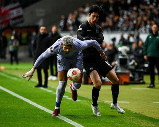 07 04 2022, xpsx, football UEFA Europa League quarterfinals, Eintracht Frankfurt FC Barcelona v l Ronald Araujo FC Barcelona , Daichi Kamada Eintracht Frankfurt DFL DFB REGULATIONS PROHIBIT ANY USE OF PHOTOGRAPHS as IMAGE SEQUENCES and or QUASI VIDEO emspor Frankfurt